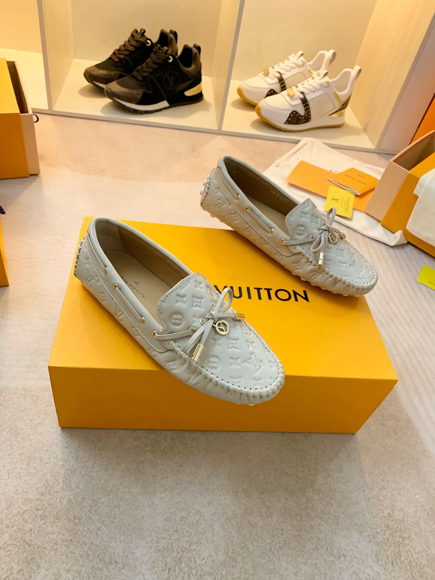 p460💰Couple model❤️🇫🇷 𝙇𝙤𝙪𝙞𝙨 𝙑𝙪𝙞𝙩𝙩𝙤𝙣 🇫🇷Louis Vuitton 2023 Classic𝓛𝓿 𝓣𝓻𝓪𝓲𝓷𝓮𝓻 Sports Series ➪➪➪¯ [Arizona Doudou Shoes Series] ▪️▪️▪️Arizona slip-on shoes are made of Monogram Eclipse canvas. Its hand-painted and dyed edges and hand-sewn uppers fully demonstrate Louis Vuitton's traditional shoemaking craftsmanship. This slip-on shoe is very lightweight. The integrated tongue and upper make it particularly comfortable and flexible. The soft outsole is equipped with rubber padding. Decorated with matching sash. Detailed features: ☑️Monogram Eclipse canvas ☑️Black Eclipse pattern ☑️Hand-painted shoe edges ☑️Hand-sewn uppers (each pair takes time to process) ☑️Integrated tongue and upper construction ☑️Outsole equipped with rubber lining ☑️size: 35_46